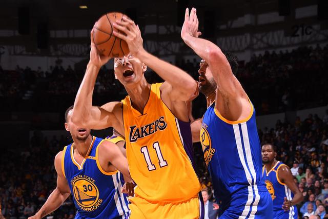 福建队轻取湖人，库里扛起全队